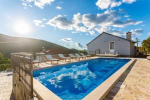 Bazén v ubytování Villa Marija with heated pool nebo v jeho okolí