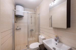 Un baño con ducha, inodoro y lavabo. en Karni Glyfada Kerkyra, en Corfú