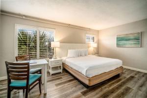 
Een bed of bedden in een kamer bij Perry's Ocean-Edge Resort
