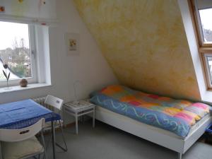 a small room with a bed and a table at FeWo BlumenPott in Dortmund