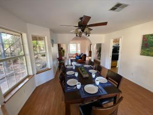 貝克斯菲爾德的住宿－Kern River Home，一间带长桌和椅子的用餐室