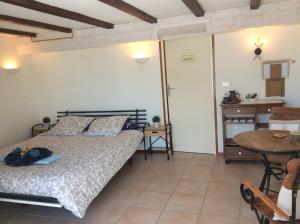 拉維西爾的住宿－Chambre d'hotes grange de la bastide，一间卧室配有一张床和一张桌子