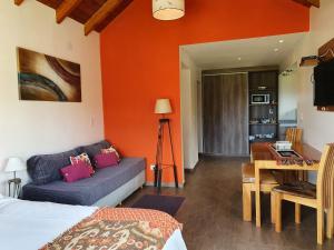 een woonkamer met een bank en een tafel in een kamer bij Loft 201 Los Notros in Dina Huapi