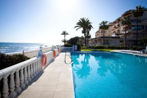 una piscina con vistas a la playa en Apartamento Lubina del Sol. 1ª linea de playa - By the Sea, en Mijas Costa