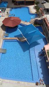 una vista aérea de una gran piscina con sombrilla azul en CALDAS NOVAS - FLAT PARQUE DAS ÁGUAS QUENTES - As piscinas mais quentes de Caldas!!, en Caldas Novas