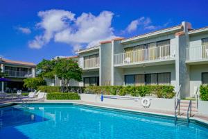 einem Pool vor einem Gebäude in der Unterkunft Ventura at Boca Raton by Capital Vacations in Boca Raton