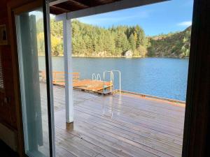 - une vue sur un bateau sur un lac dans l'établissement 8 person holiday home in Urangsv g, à Steinsbø