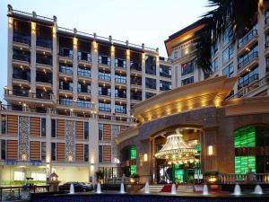 ein großes Gebäude mit einem Kronleuchter davor in der Unterkunft Legend International Hotel in Huizhou