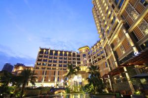 惠州的住宿－惠陽麗景國際花園酒店，一座棕榈树环绕的大建筑
