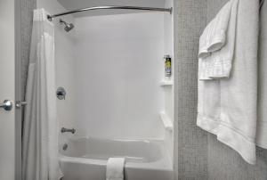 Баня в Holiday Inn Express - Milwaukee Downtown, an IHG Hotel