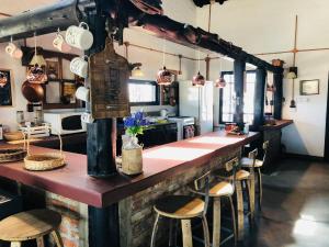 un bar con taburetes en una habitación con barra en El Madejo - del Valle de Uco en Tunuyán