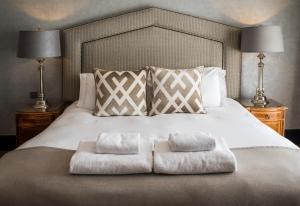 Postel nebo postele na pokoji v ubytování Kinnettles Hotel & Spa