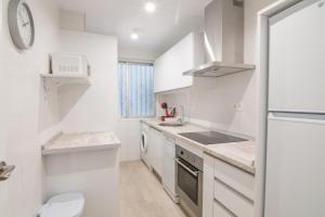 Η κουζίνα ή μικρή κουζίνα στο tuGuest Station 2 apartment