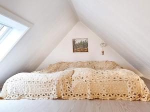 um quarto com uma cama branca num sótão em Holiday home Nykøbing Sj XXIX em Ebbeløkke
