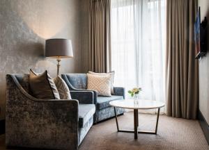 uma sala de estar com um sofá e uma mesa em Kinnettles Hotel & Spa em St Andrews