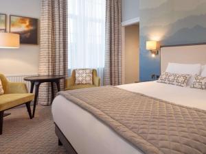 Un pat sau paturi într-o cameră la Mercure Blackburn Dunkenhalgh Hotel & Spa