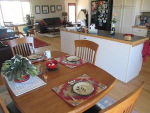 uma cozinha e sala de jantar com uma mesa de madeira e uma mesa e cadeiras em Peaks Wildernest House Bed and Breakfast - Vaccinations Required em Flagstaff