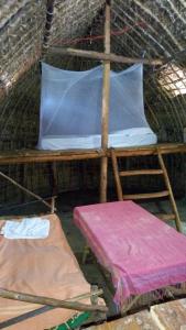 Zimmer mit einer Matratze und einem Bett in einem Zelt in der Unterkunft Room in BB - Mida Creek Eco Camp - lodge 