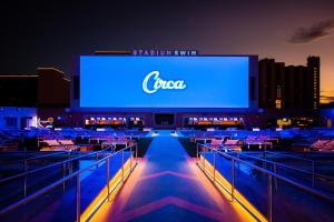 Večerní zábavní program pro hosty v ubytování Circa Resort & Casino - Adults Only