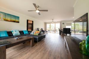 sala de estar con sofá y mesa en Halls Gap Valley Lodges, en Halls Gap