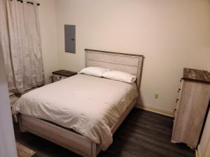 ein Schlafzimmer mit einem Bett mit zwei Kissen darauf in der Unterkunft Chateau 17 in Hammond