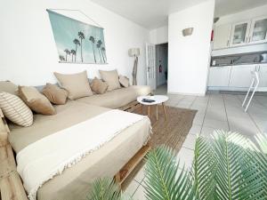 A bed or beds in a room at Beachfront Oura - 100m Beach, Seaview, Garage, 300m Strip