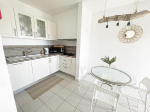 A kitchen or kitchenette at Beachfront Oura - 100m Beach, Seaview, Garage, 300m Strip