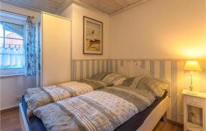 une chambre avec un lit dans une pièce dans l'établissement Beautiful Apartment In Friedrichskoog, à Friedrichskoog