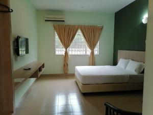 a bedroom with a bed and a window at S2 Hotel in Seremban