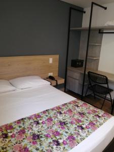 En eller flere senger på et rom på Hotel Poma Rosa