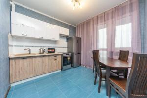 eine Küche mit einem Tisch und einem Esszimmer in der Unterkunft Современные апартаменты метро Харьковская in Kiew