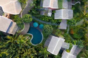 eine Aussicht über den Pool in einem Resort in der Unterkunft An Villa boutique resort in Hoi An