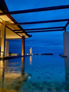 uitzicht op de oceaan vanuit een zwembad in de nacht bij Kayangan Boutique Hotel in Sanur