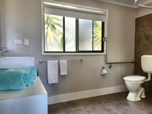 un bagno con wc e finestra di Cabins @ The View a Ocean View