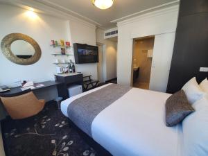Burke and Wills Hotel Toowoomba客房内的一张或多张床位