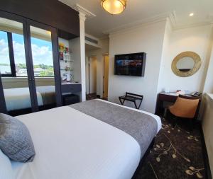 Burke and Wills Hotel Toowoomba客房内的一张或多张床位