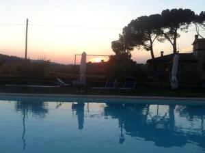 a swimming pool with the sunset in the background at Agriturismo Zaffamaro in Beroide