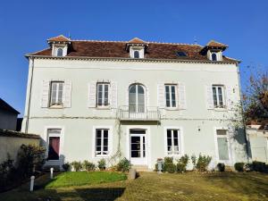 una gran casa blanca con techo rojo en Villa Clément Sens Appart'Hotel en Sens