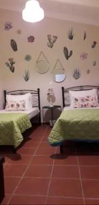 - une chambre avec 2 lits et des fleurs sur le mur dans l'établissement Domenica Apts II, à Laganas