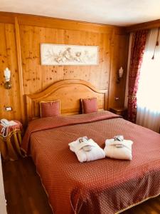 um quarto com uma cama com toalhas em Hotel Paradiso em Asiago