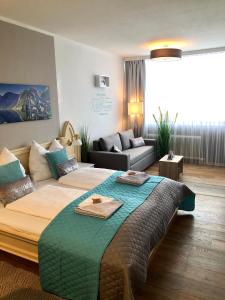1 dormitorio con 1 cama grande y 1 sofá en Apartment Goisernperle en Bad Goisern