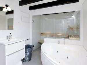 Torup Strandにある7 person holiday home in Fjerritslevの白いバスルーム(バスタブ、シンク付)