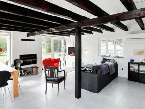 1 dormitorio con 1 cama, mesa y sillas en 7 person holiday home in Fjerritslev, en Torup Strand