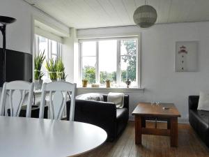 スケーエンにある4 person holiday home in Skagenのリビングルーム(ソファ、テーブル付)