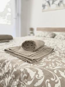 una pila de toallas sentadas encima de una cama en Apartment Lilly, en Rijeka