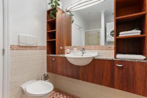 A bathroom at Luxurious Waterfront Apartment on the East side of Princes Wharf