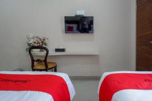 Postel nebo postele na pokoji v ubytování RedDoorz @ Jalan Majapahit Semarang