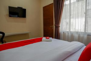 Postel nebo postele na pokoji v ubytování RedDoorz @ Jalan Majapahit Semarang