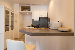 a kitchen with a counter with a microwave at Studio Mourvèdre in Bandol