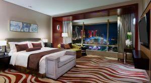 InterContinental Hangzhou, an IHG Hotel في هانغتشو: غرفة فندقية بسرير ونافذة كبيرة